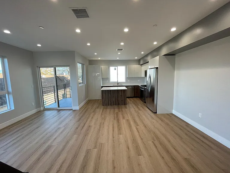 6347 Farmdale Ave — Photo 13