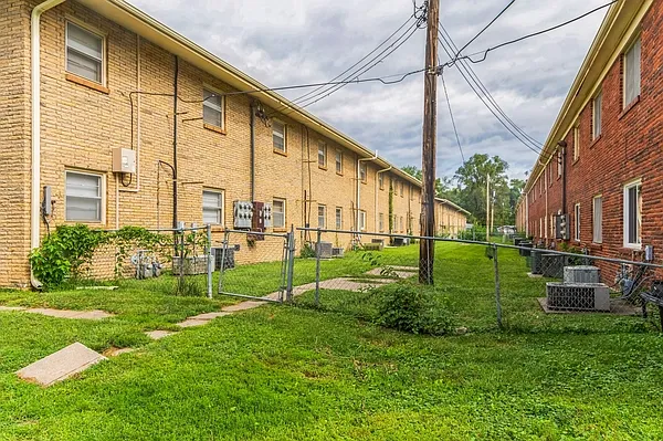 Bellevue Gardens Apartments — Photo 15