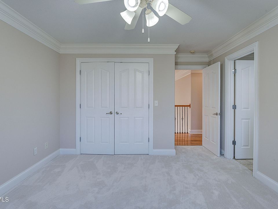 40th image of 405 Heather View Dr