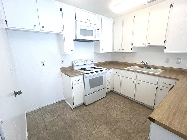 10387 S White Rock Rd #B — Photo 2
