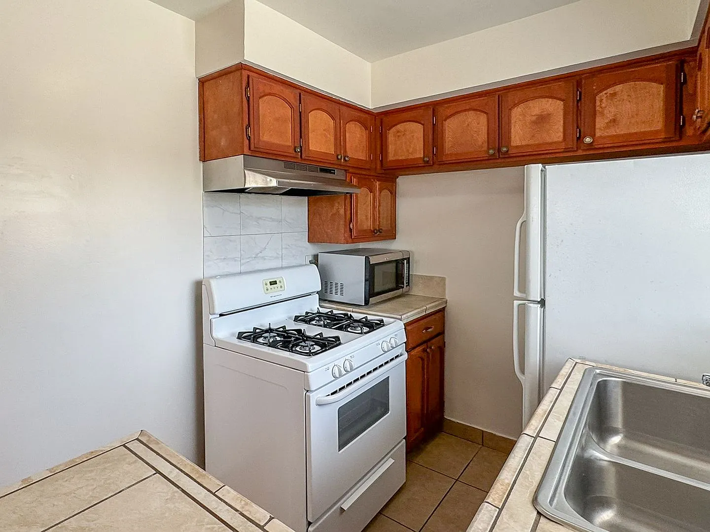 Bright & Inviting Culver City Apartment | Great Location — Photo 3