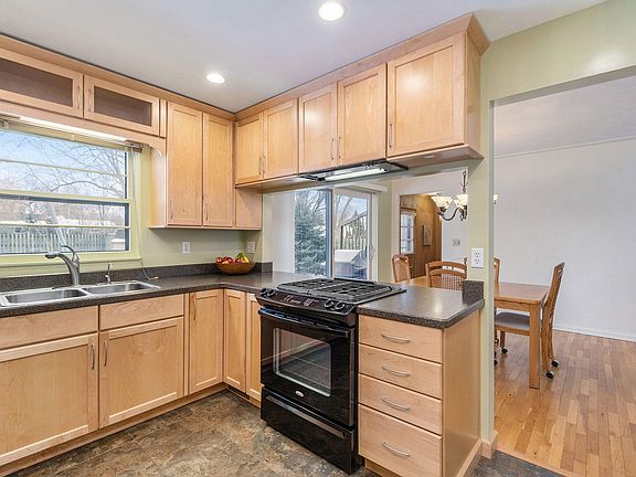 4th image of 334 Lakeshore Dr