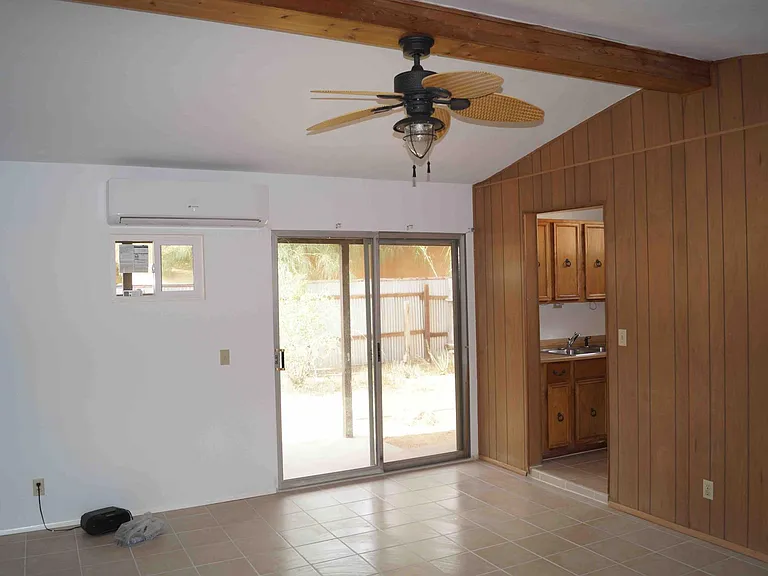 1805 E Blacklidge Dr #B — Photo 2
