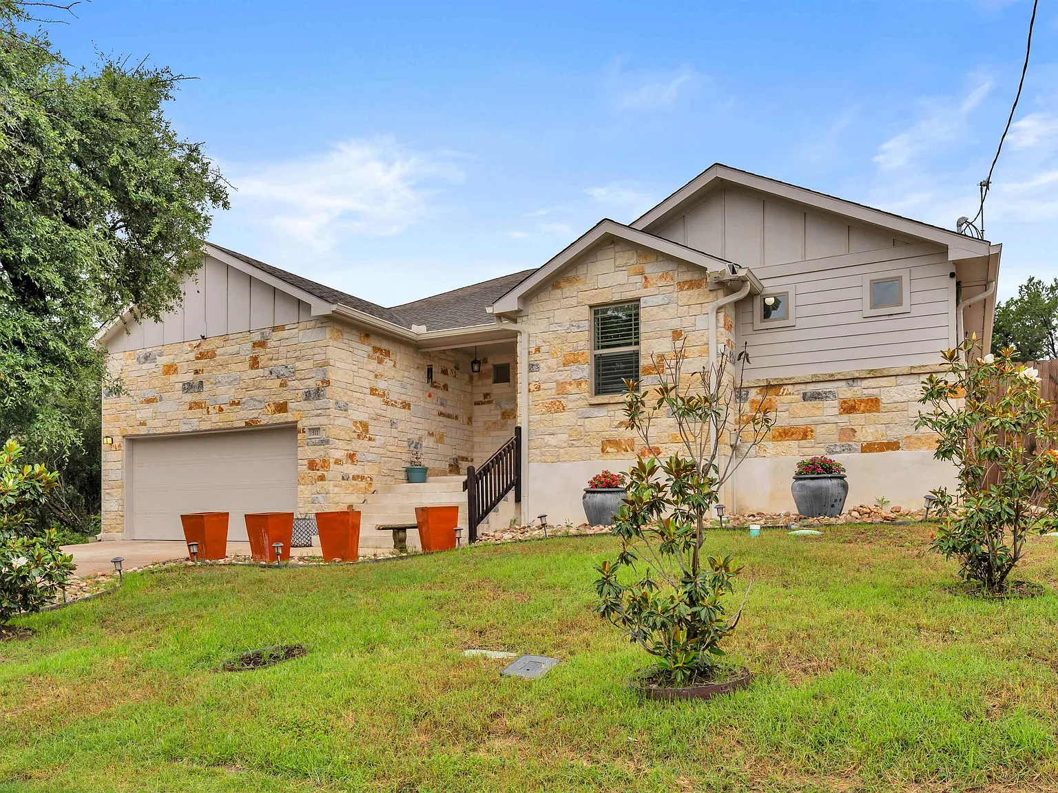 3 bed, 2.0 bath, 1686 sqft, $2,400 — Photo 1