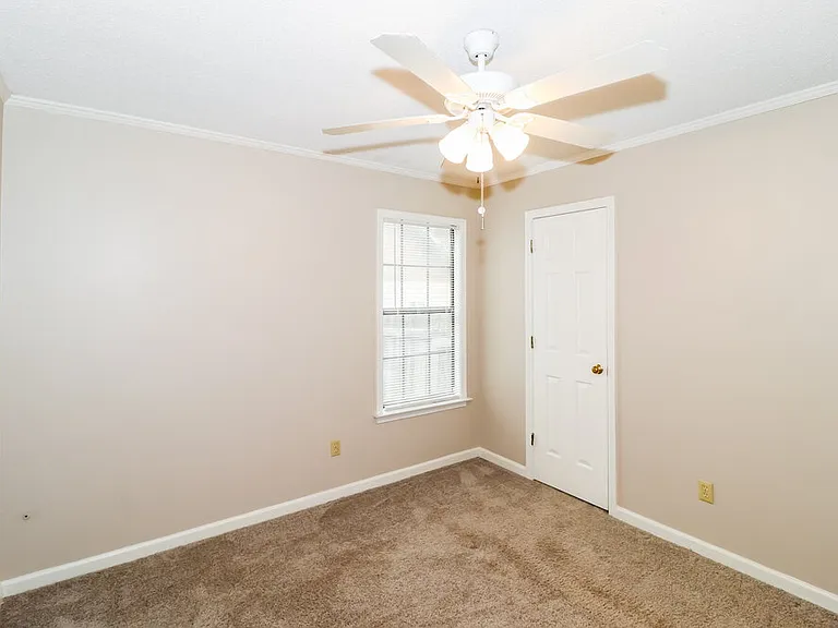 423 Cairn Cv — Photo 12