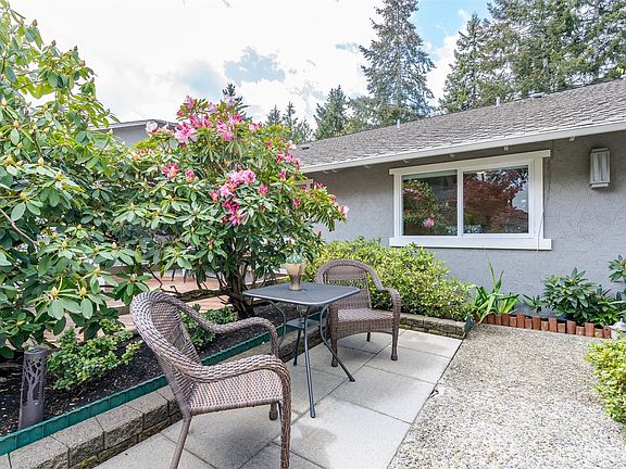 4th image of 2619 175th Avenue NE