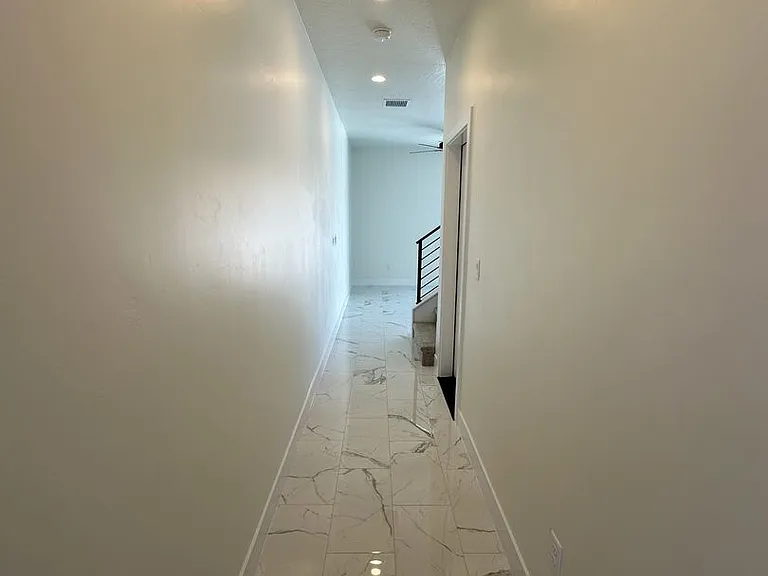 915 S Willow Dr — Photo 3