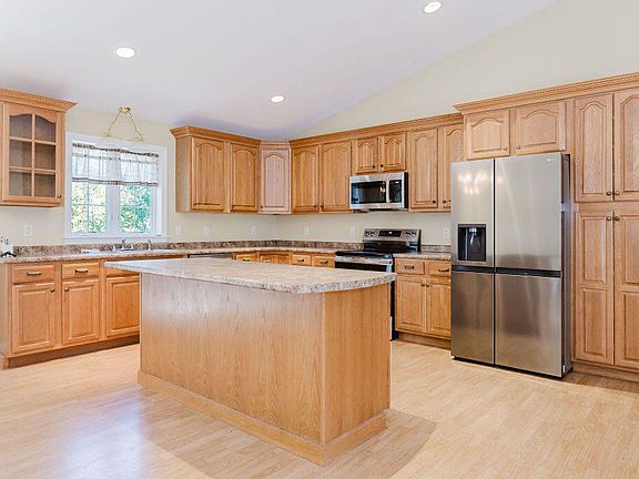 4th image of 220 Granite Heights