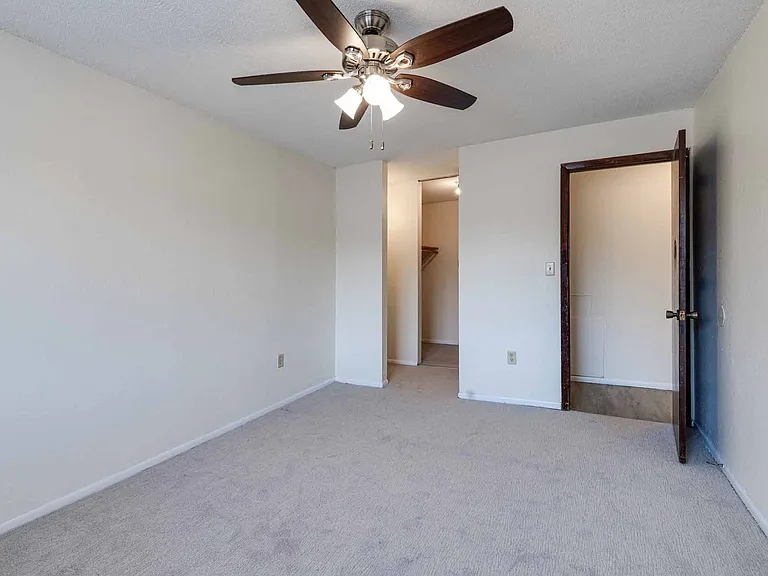 Van Dyke Apartments — Photo 38