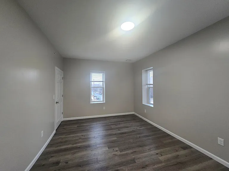 801 W Broad St #3 — Photo 4