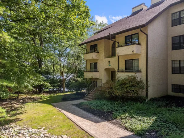 5 Midlake Dr #301, Lake Harmony, PA 18624