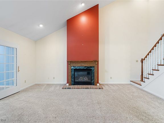 3rd image of 905 Oakbrook Dr