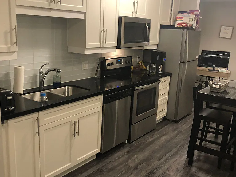690 King St W #105 — Photo 7