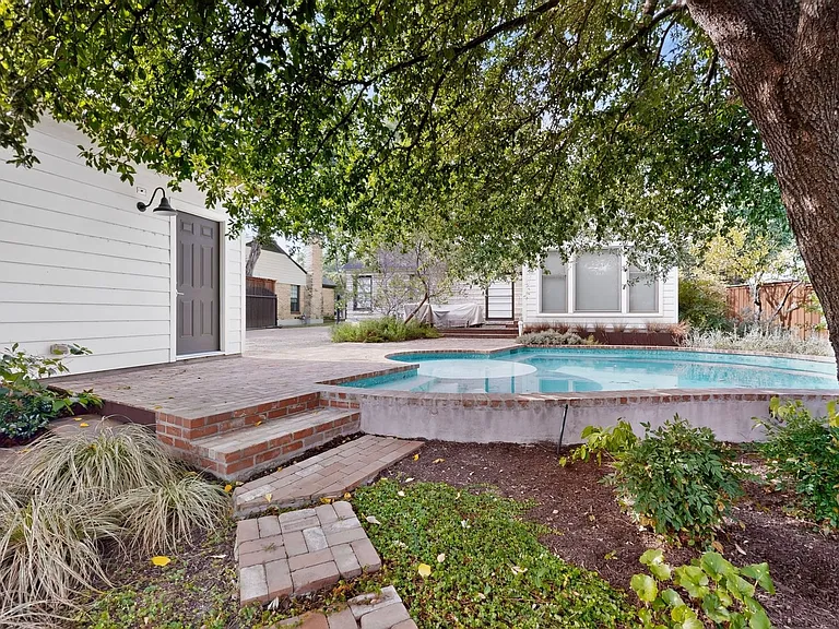 2323 Barberry Dr — Photo 37