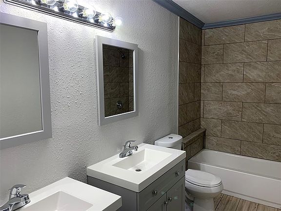 5th image of 913 Poinsettia Dr