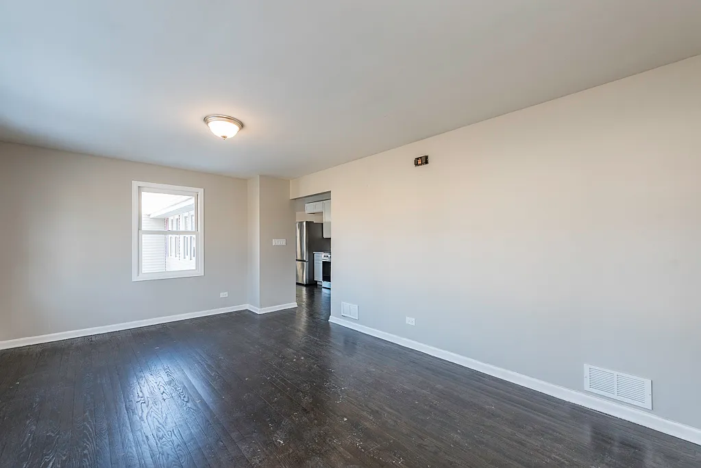 3 bed, 2392 sqft, $2,400 — Photo 4