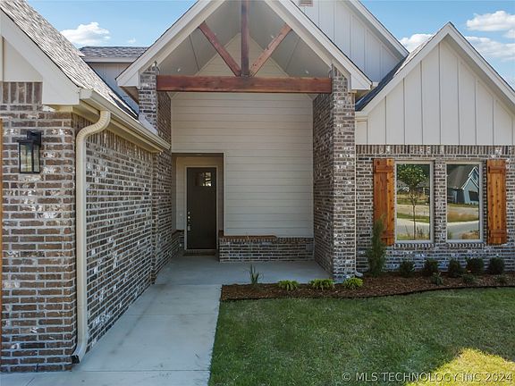 3rd image of 19041 Orchard Cir
