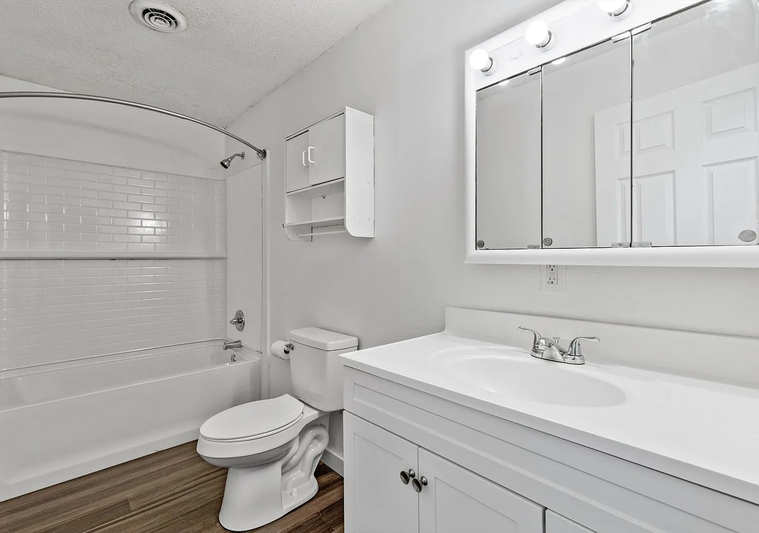 3 bed, 1.0 bath, 1416 sqft, $1,750 — Photo 2
