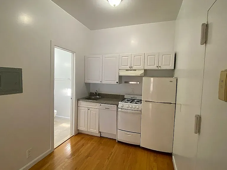 232 W 74th St #4B — Photo 5