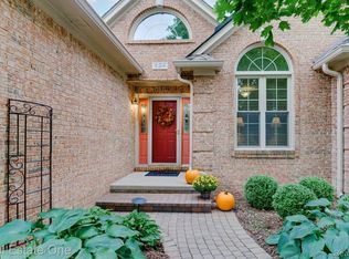 424 Wedington Ct, Rochester, MI 48307