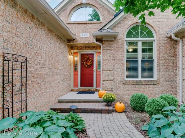 424 Wedington Ct, Rochester, MI 48307