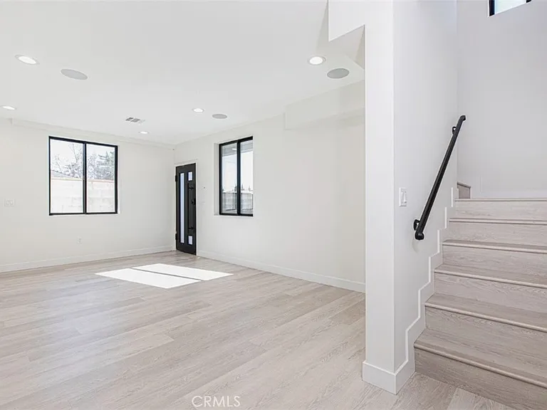 7446 Mammoth Ave — Photo 13