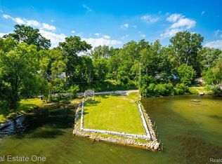 2300 Jackson Blvd, Highland, MI 48356