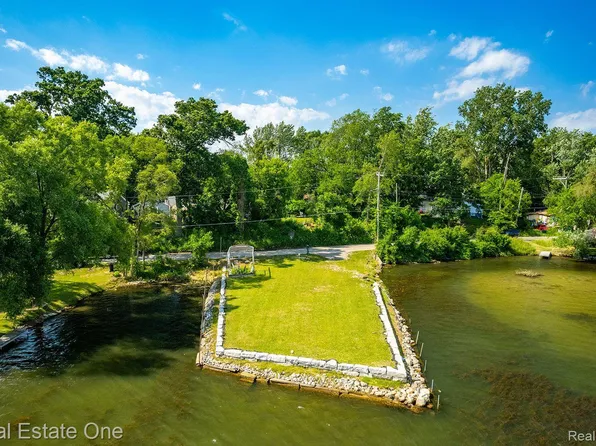 2300 Jackson Blvd, Highland, MI 48356