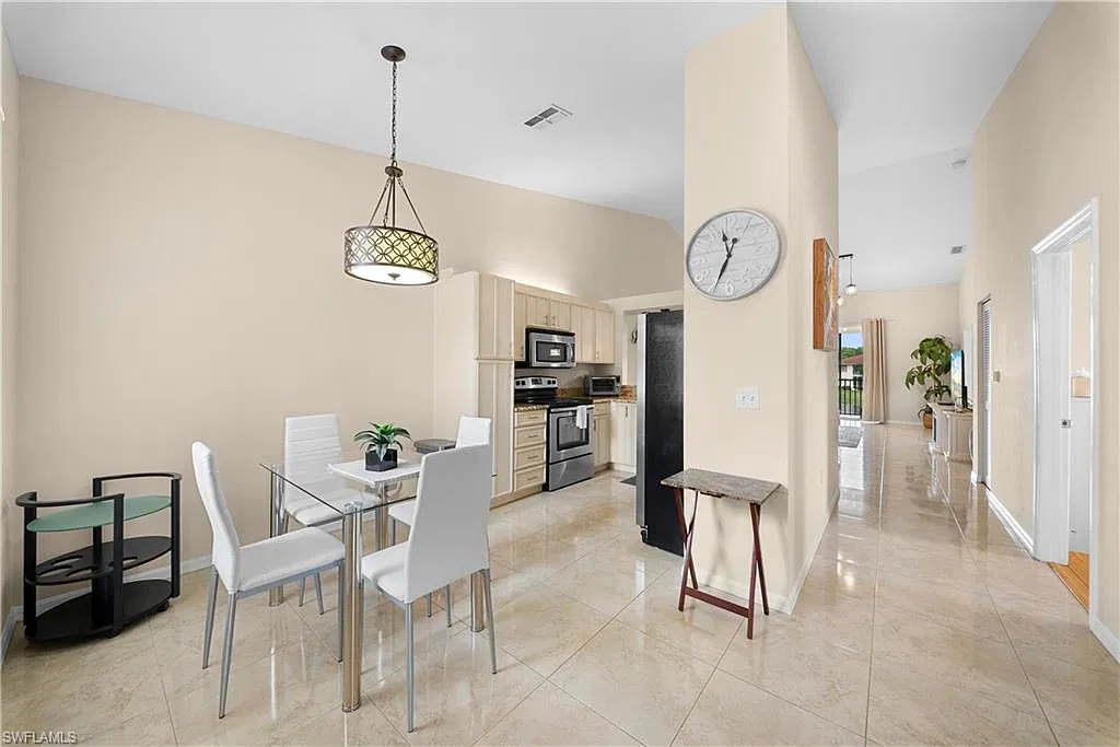 3 bed, 2.0 bath, 1560 sqft, $4,950 — Photo 3
