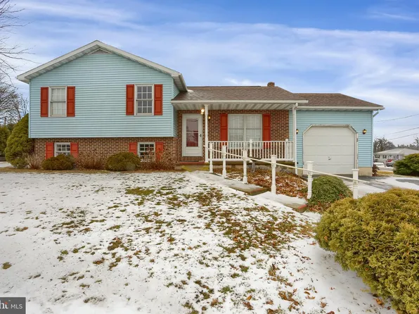 108 S Fairlane Rd, Valley View, PA 17983