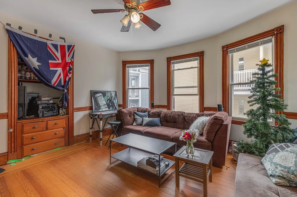 5 bed, 1300 sqft, $7,600 — Photo 2