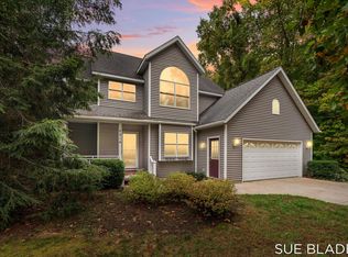 6814 Dale Ct, Fennville, MI