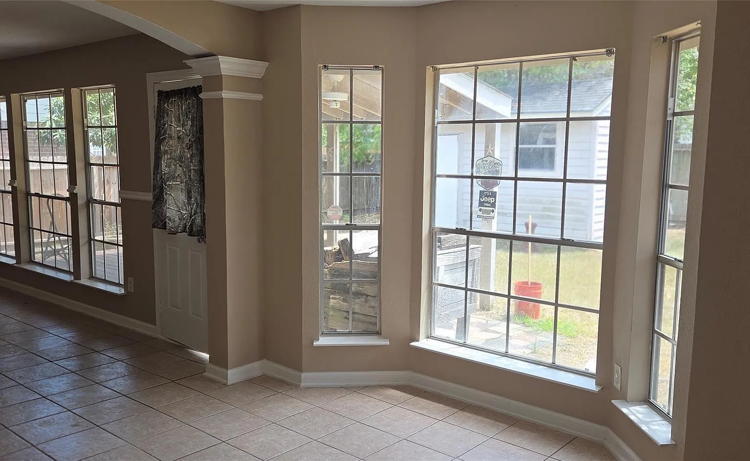 4 bed, 2.5 bath, 2489 sqft, $2,600 — Photo 4