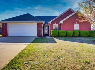 2308 Camden Cv, Muscle Shoals, AL 35661