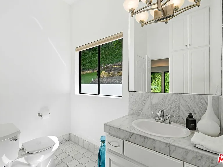 2350 Benedict Canyon Dr — Photo 14