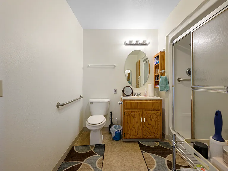 Colonial Lodge Apartments — Photo 35