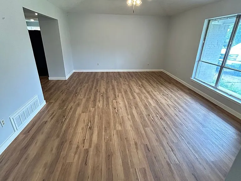 2750 Ridgewood St — Photo 3