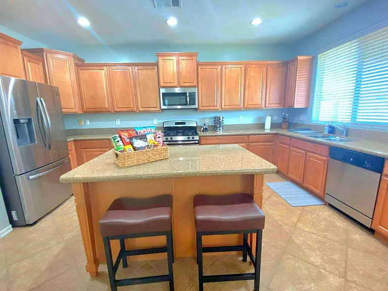 193 E Bahamas Dr — Photo 4