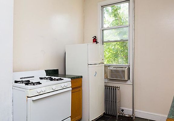 5th image of 61 Morgan Ave APT 2R