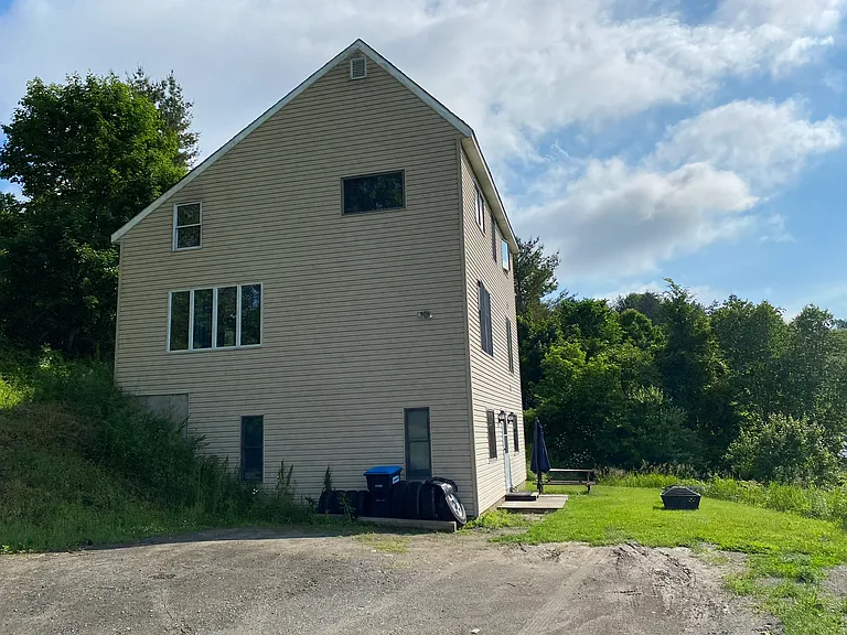 222 Campbell St — Photo 2