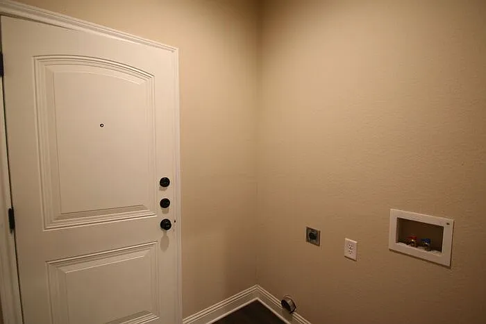 3219 Karen St — Photo 9