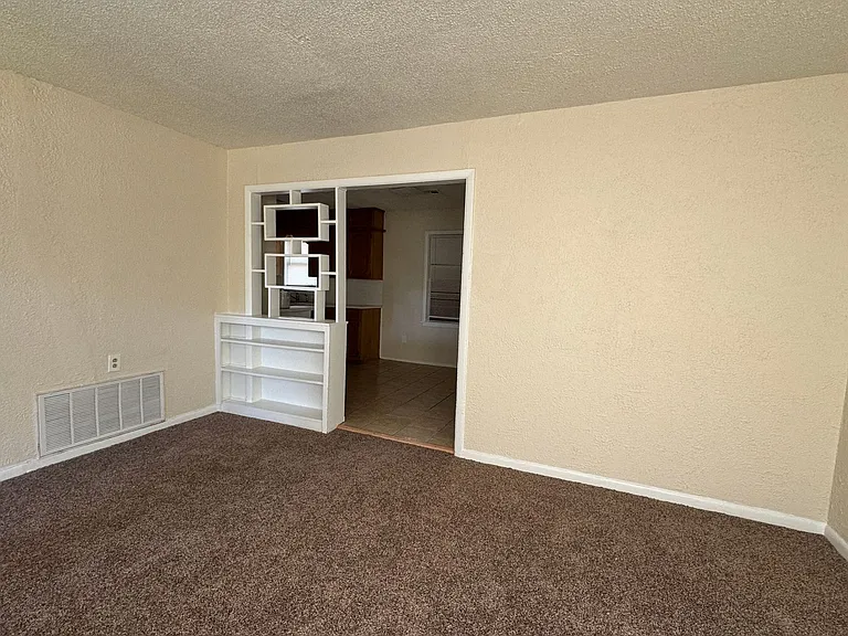 1605 NW Williams Ave — Photo 2