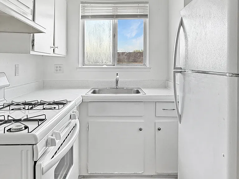 24909 Mayfair St — Photo 2