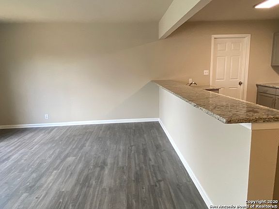 5th image of 514 Redcliff Dr