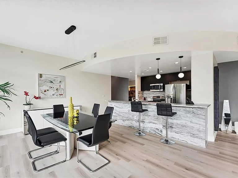 525 E Jackson St #302 — Photo 17