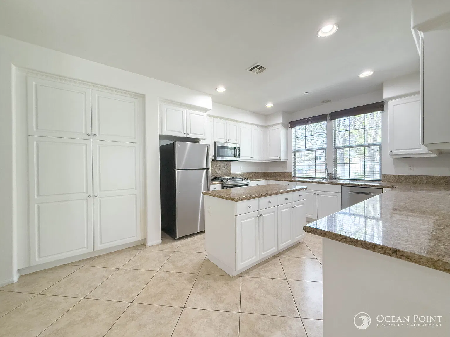 3 bed, 2.5 bath, 1963 sqft, $4,300 — Photo 4