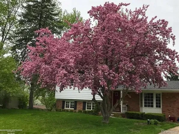 8866 Woodshire Dr, White Lake, MI 48386