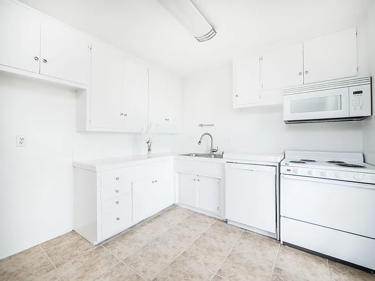21736 Roscoe Blvd — Photo 18