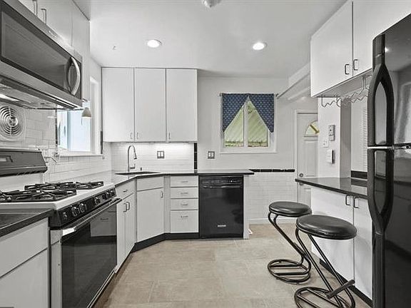 5th image of 1903 Rockland Ave