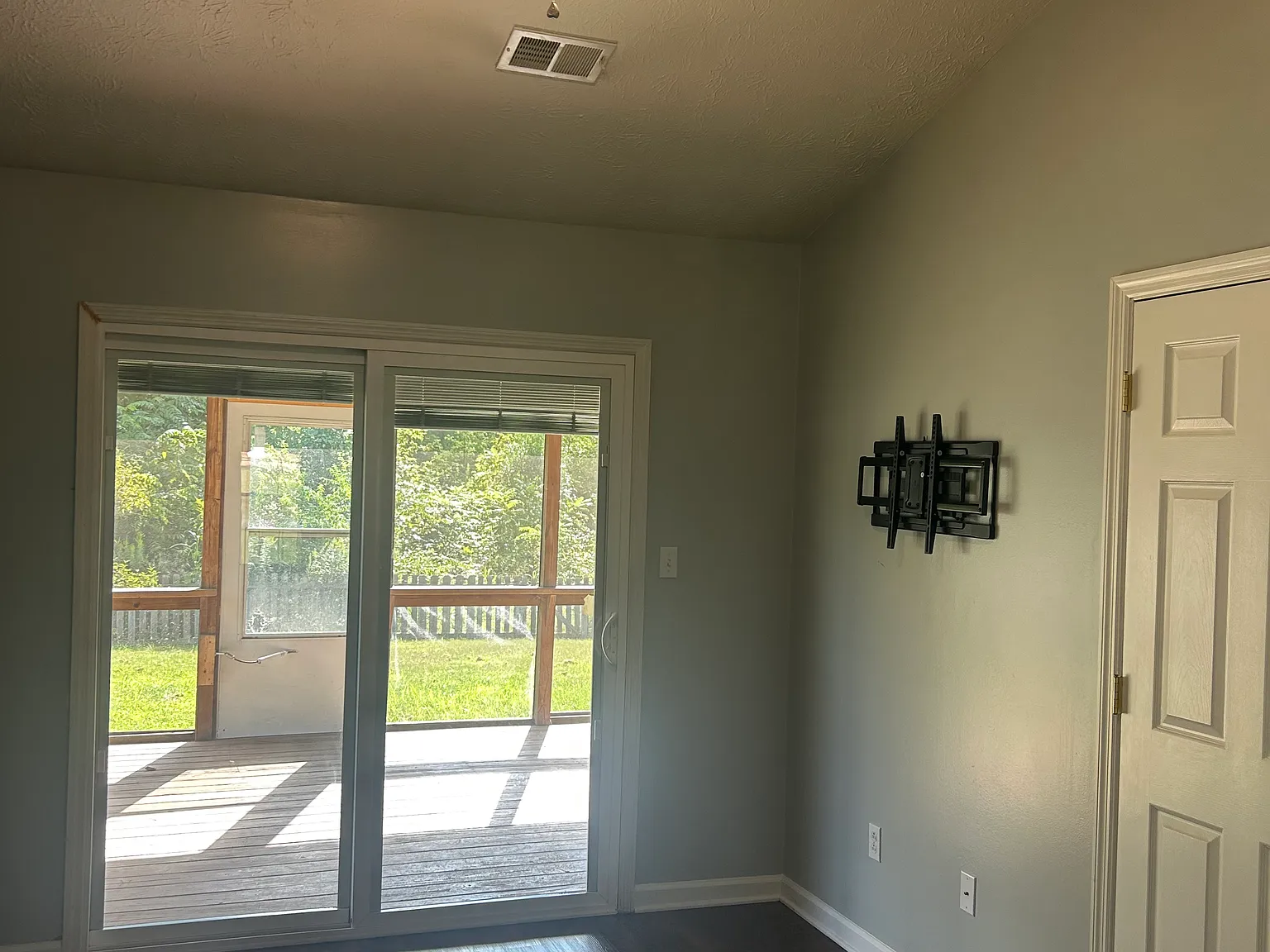 3 bed, 1314 sqft, $2,300 — Photo 4